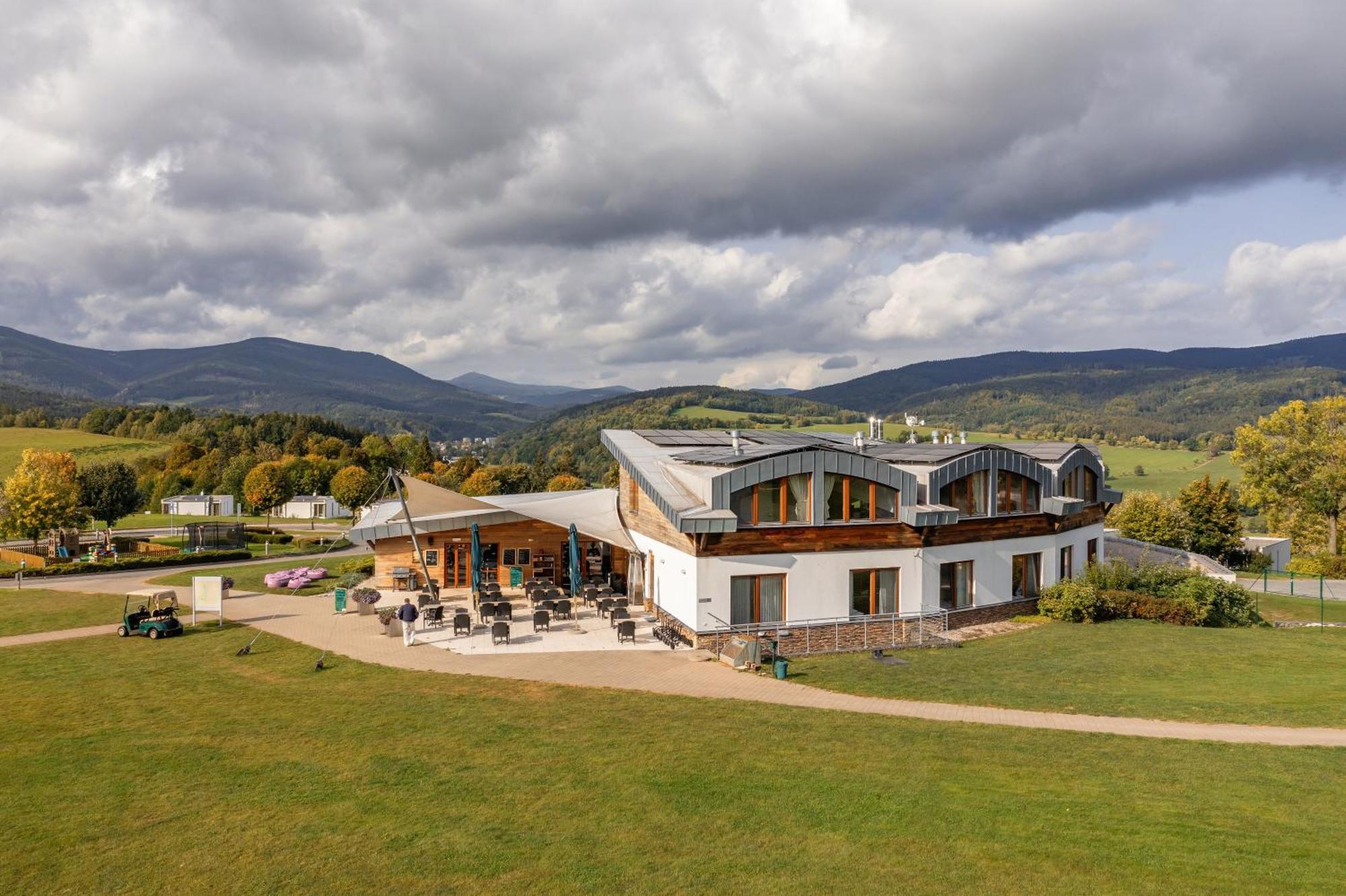 Grund Resort Golf And Ski Mlade Buky Exterior photo