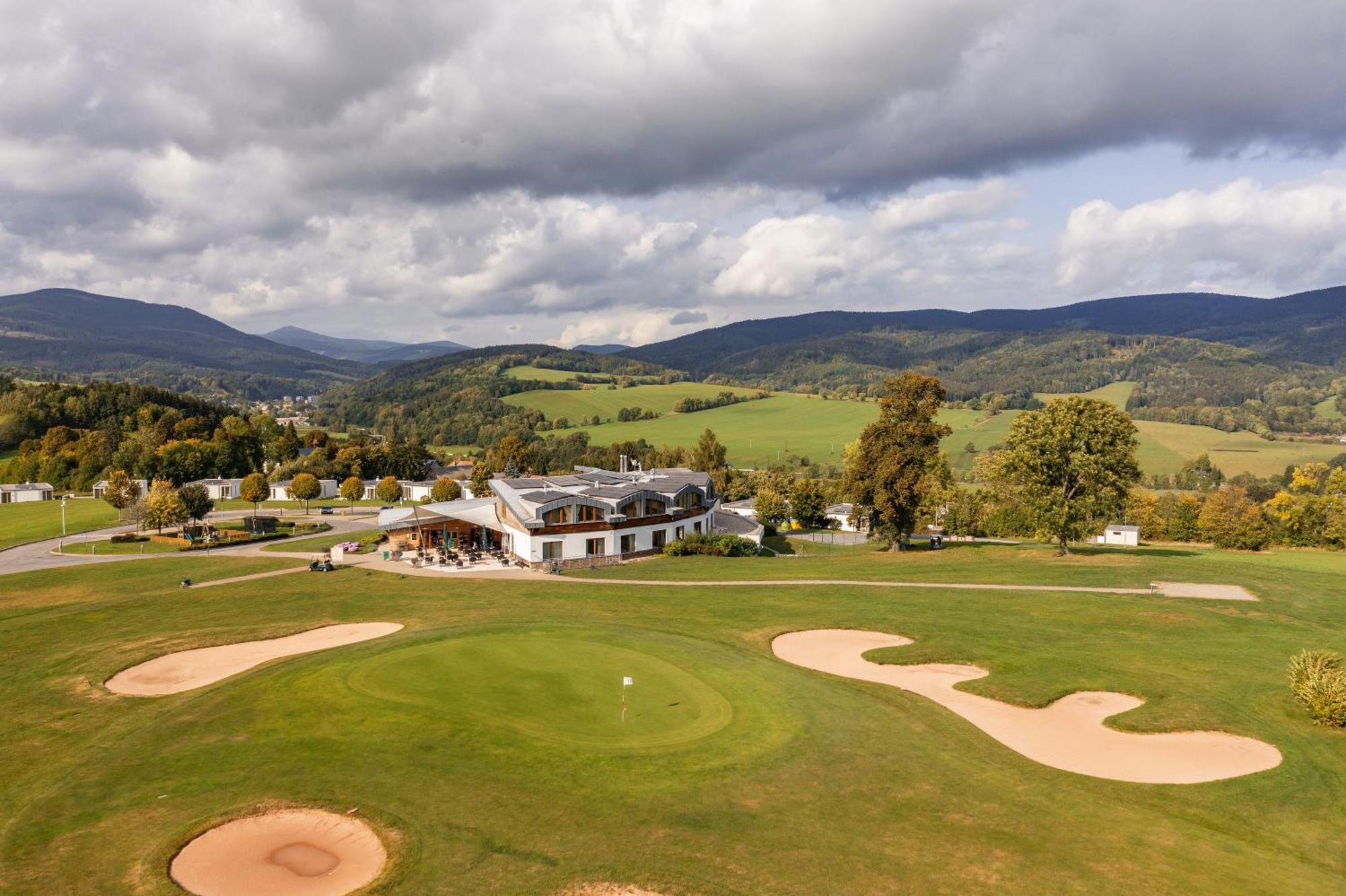 Grund Resort Golf And Ski Mlade Buky Exterior photo