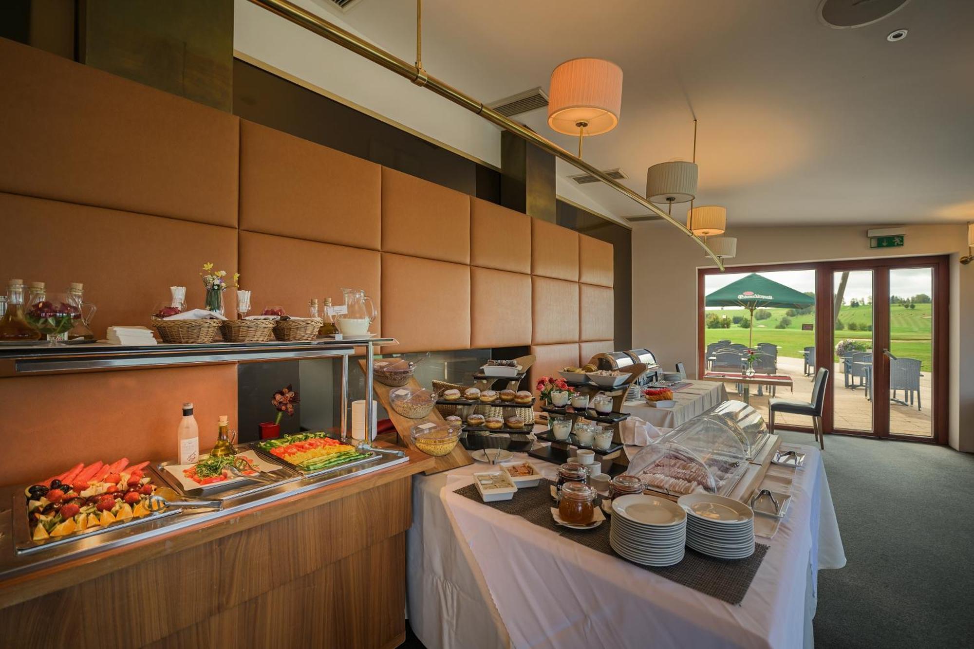Grund Resort Golf And Ski Mlade Buky Exterior photo