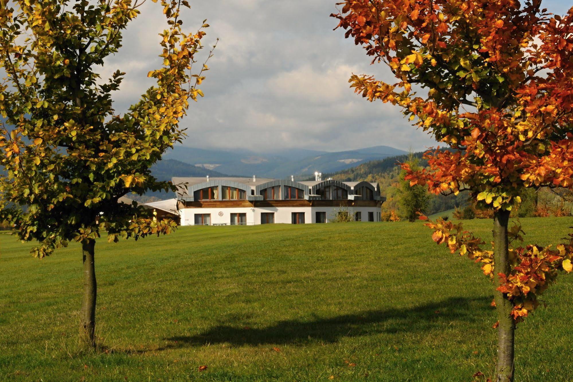 Grund Resort Golf And Ski Mlade Buky Exterior photo