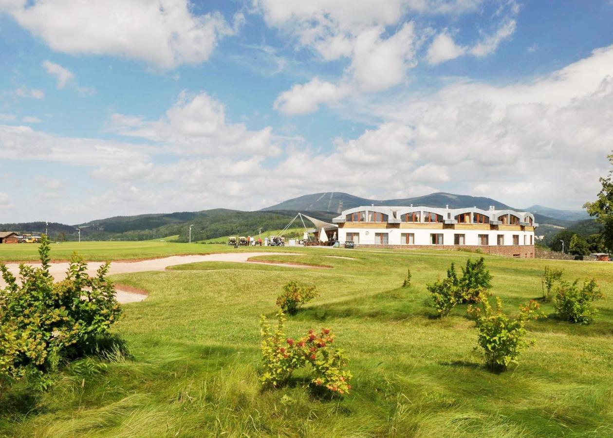 Grund Resort Golf And Ski Mlade Buky Exterior photo